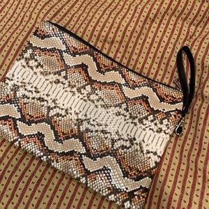 NEW FAUX LEATHER LARGE WRISTLET IN SNAKE PRINT